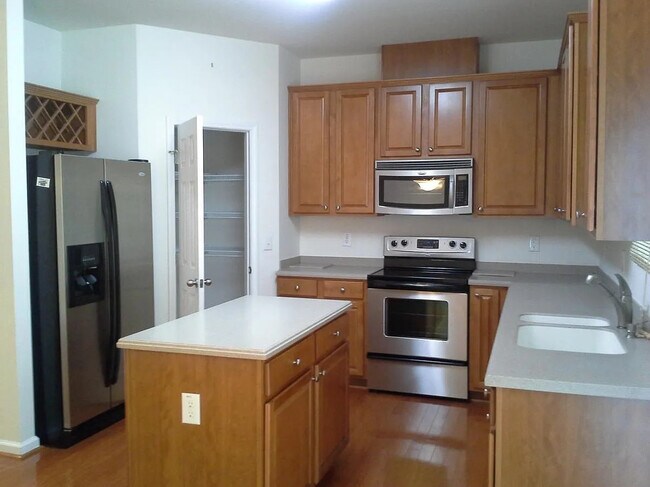 Foto del edificio - Room in Townhome on Hampshire Downs Dr