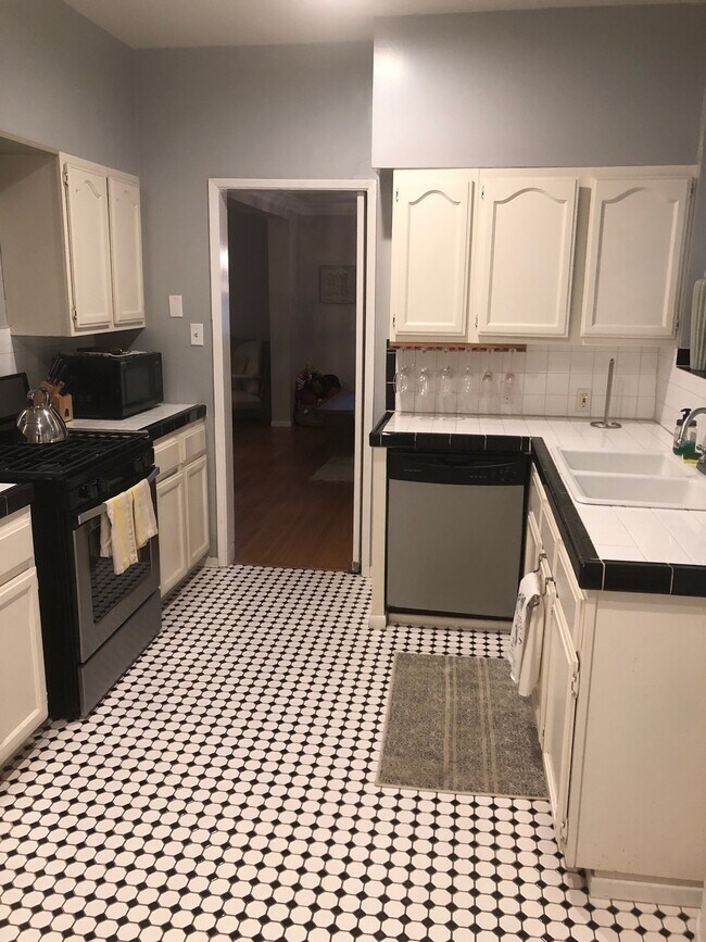 Building Photo - 839 N Alfred St