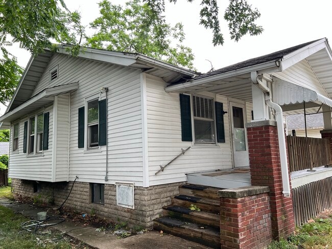 Building Photo - 320 S 17th St