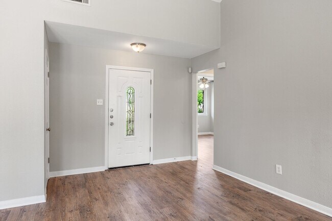 Foto del edificio - Move in by August 10th and receive a $250 ...