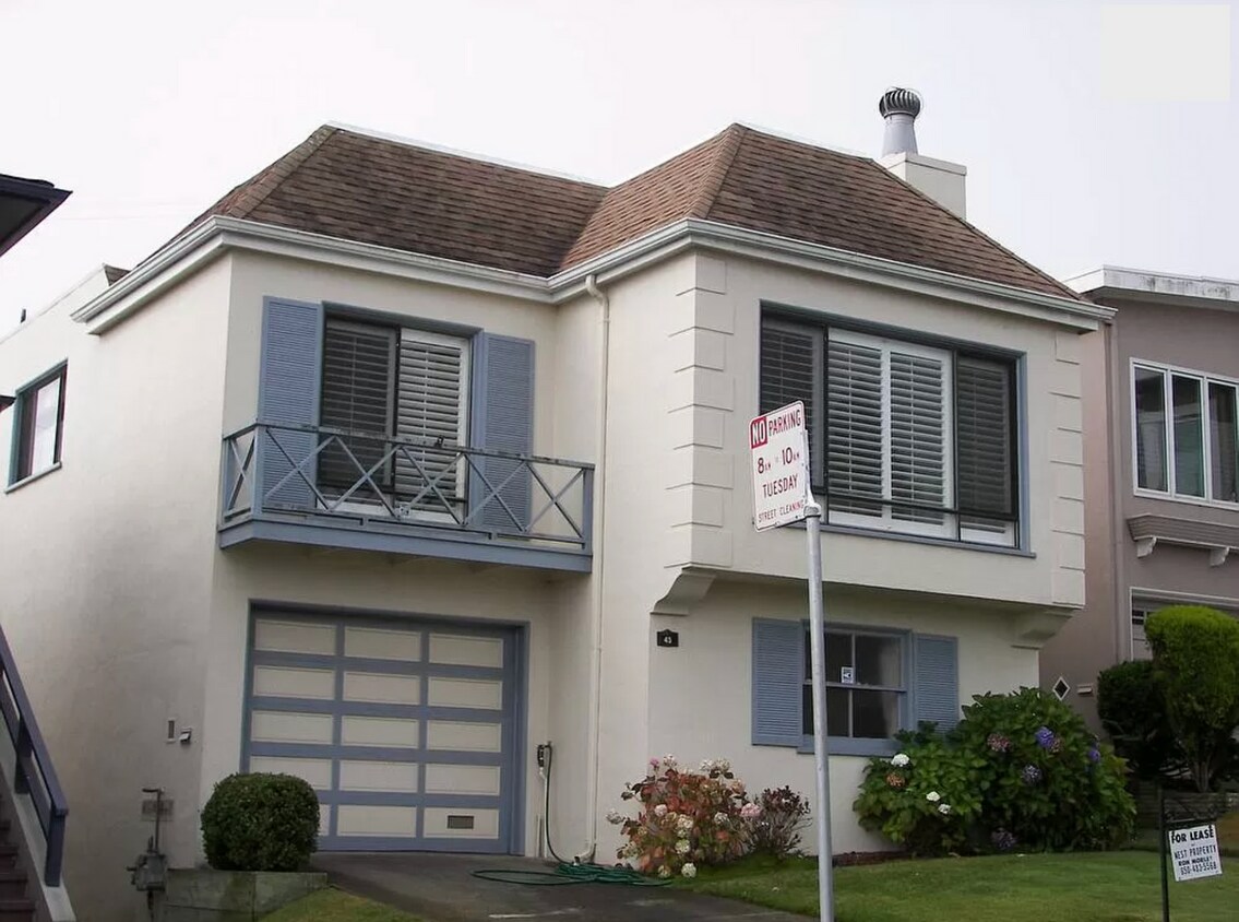 Primary Photo - Beautiful and spacious 2 level Home In Dal...