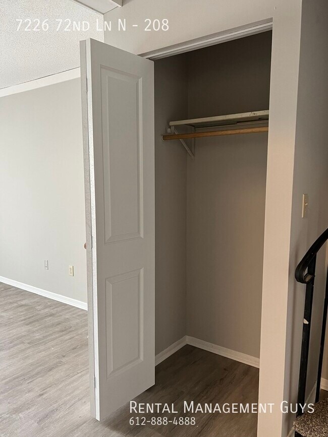 Building Photo - Very Nice Two Bedroom Condo with Pool- Hea...