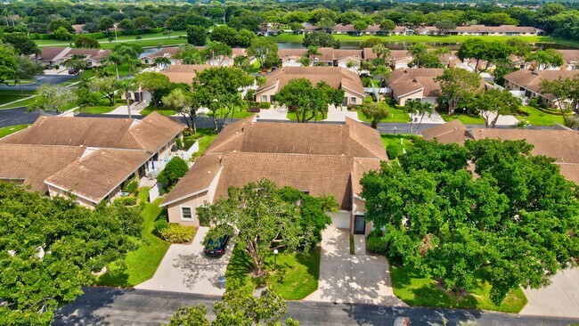 Foto del edificio - 8089 Springtree Rd