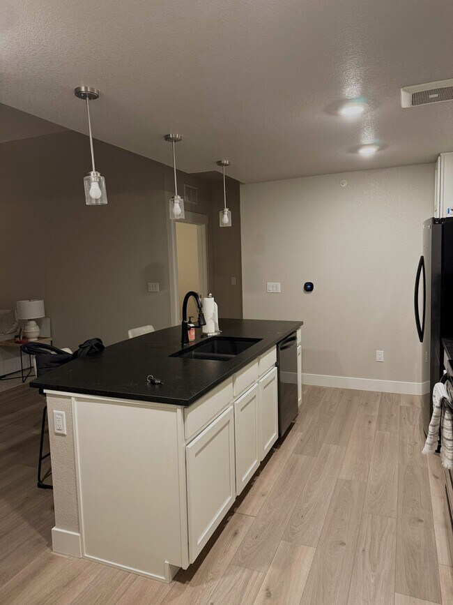 Foto del edificio - 827 Schlagel St