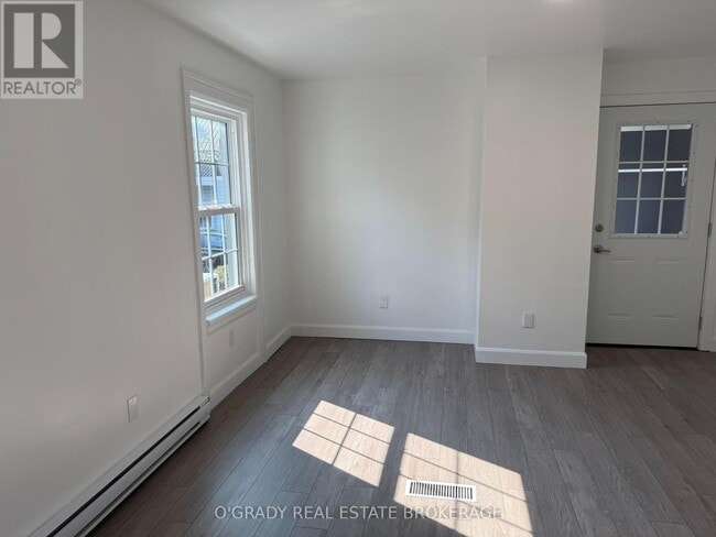 Building Photo - 28 James St E