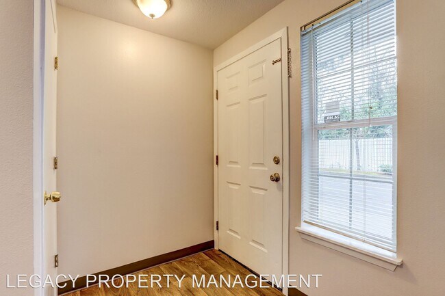 Foto del edificio - 12810-12850 SE Sherman St