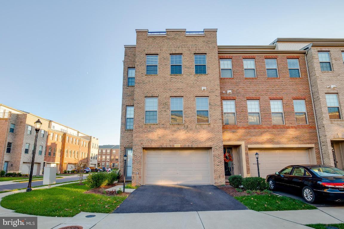 Stunning, light-filled end unit townhome in sought-after Brambleton community. - Stunning, light-filled end unit townhome in sought-after Brambleton community.