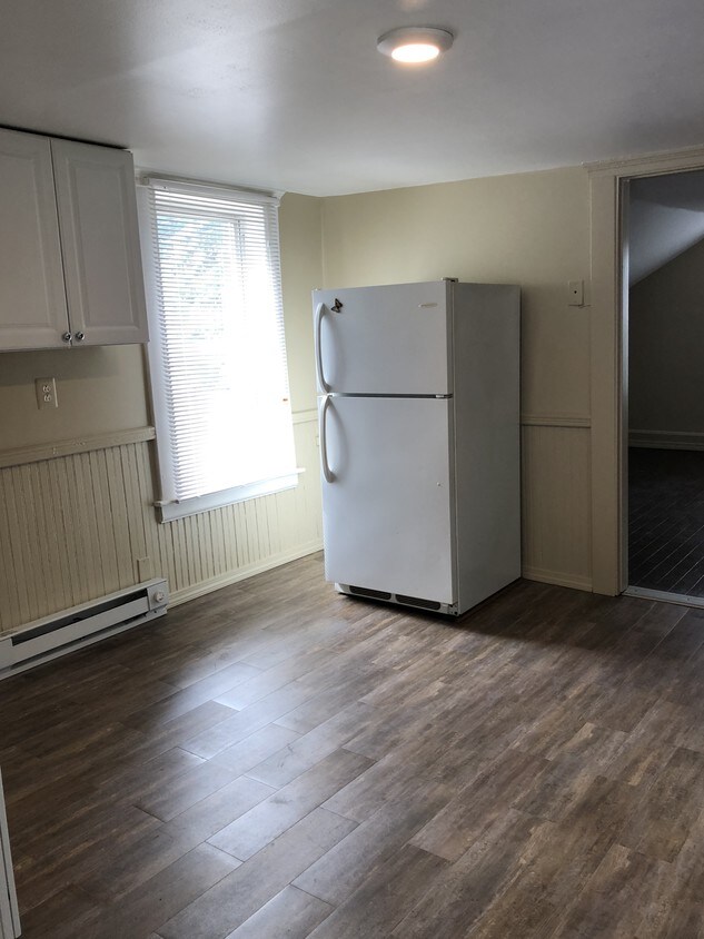 Actualizado piso de la cocina (Vista de la entrada) - 63 Prospect St
