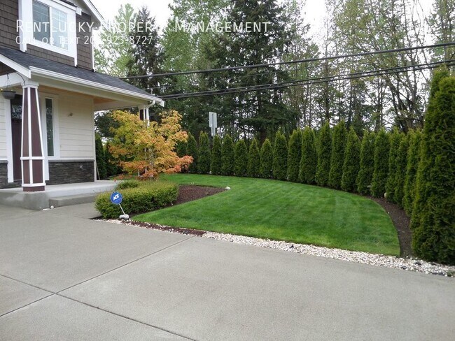 Building Photo - Fantastic Rose Hill/Bridle Trails Area 4 B...