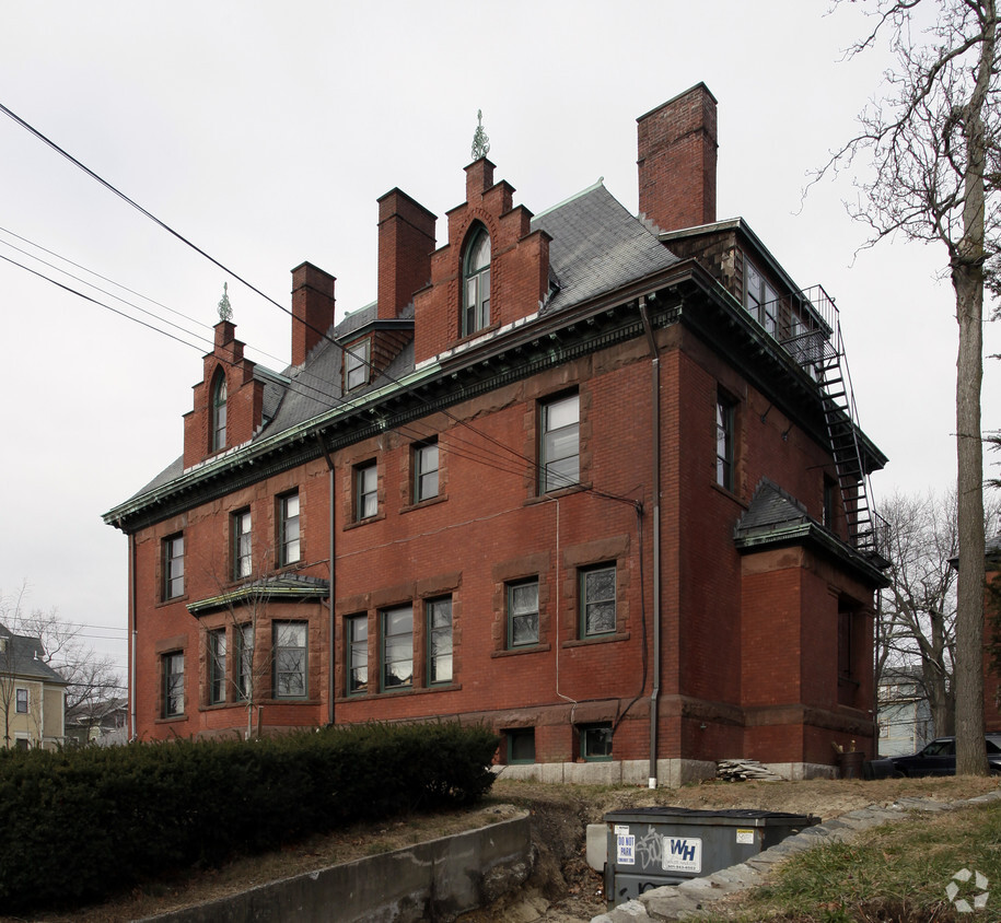 Building Photo - 126 Melrose St