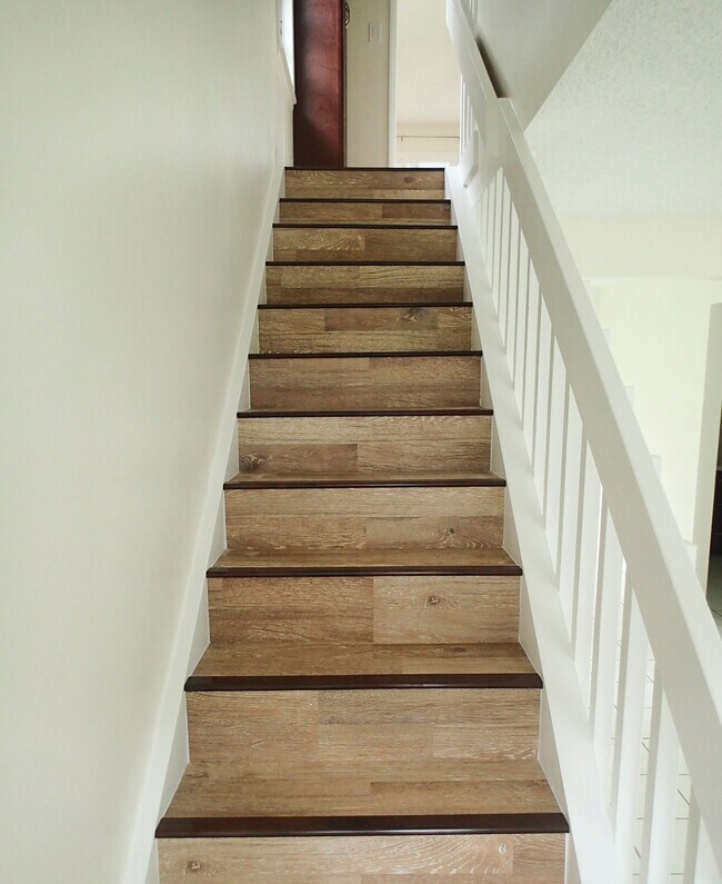 Laminate flooring - 1121 Kumukumu St #A