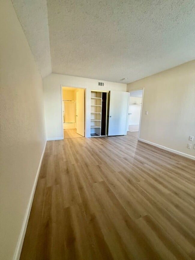 Foto del edificio - Lovely Mission Valley condo