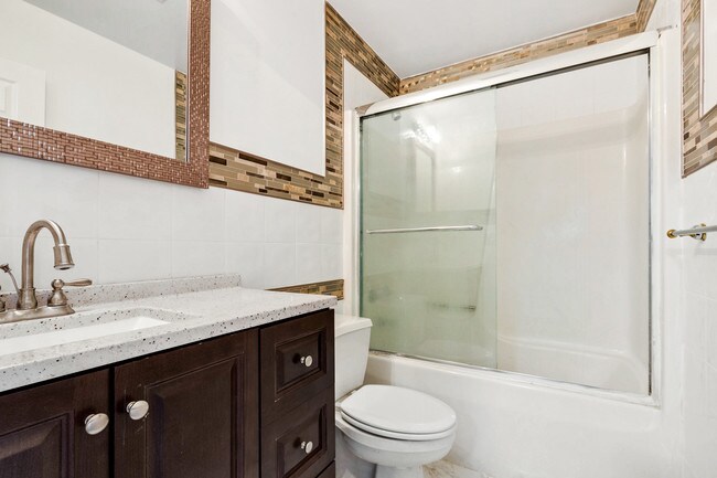 Building Photo - 1038 Tiffany St