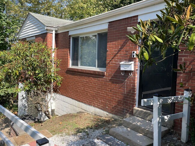 Building Photo - 630 Dornbush St