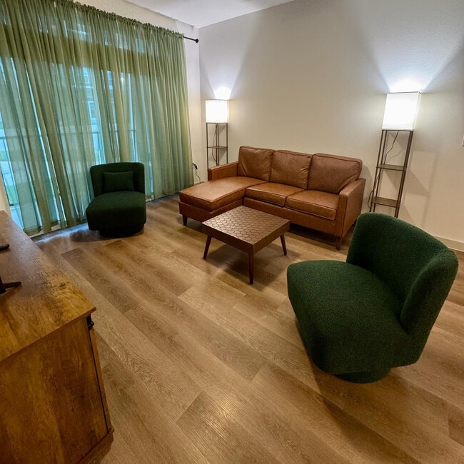 Building Photo - 1301 Leah Ave