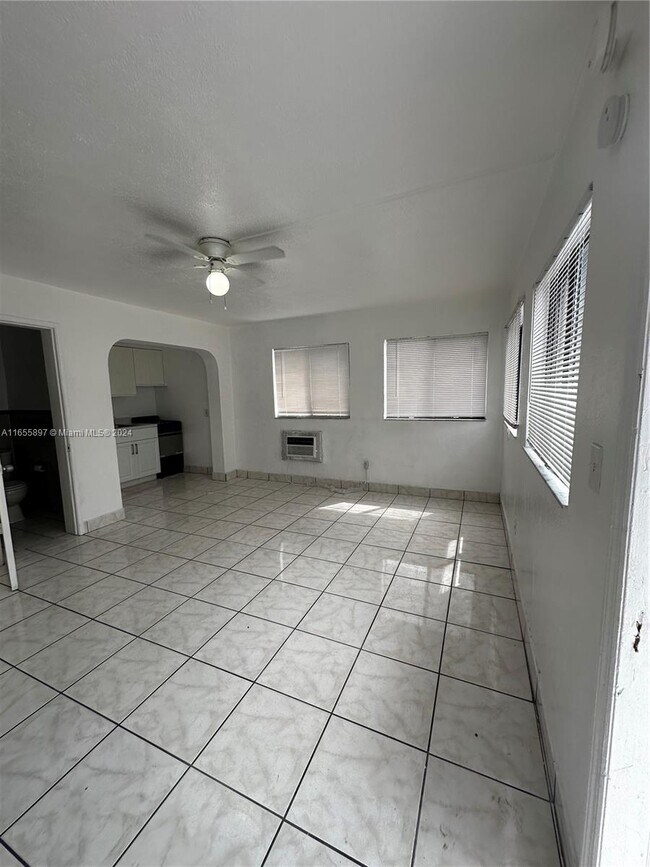 Building Photo - 321 N 20th Ave