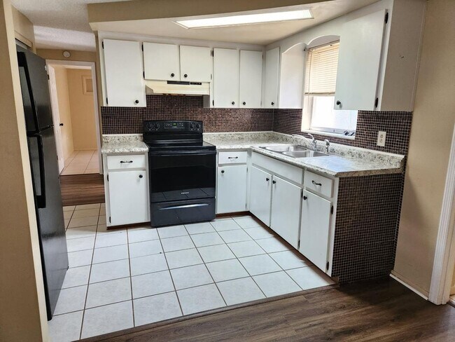Foto del edificio - REDUCED!!!  3 bedroom, 2 FULL bathroom, 1320sq ft home with LVP flooring, spacious kitchen a LARG...