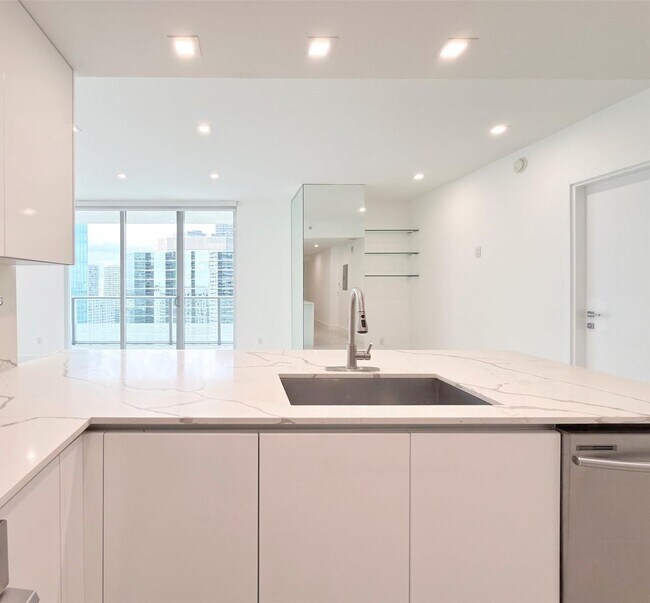Foto del edificio - 1300 Brickell Bay Dr
