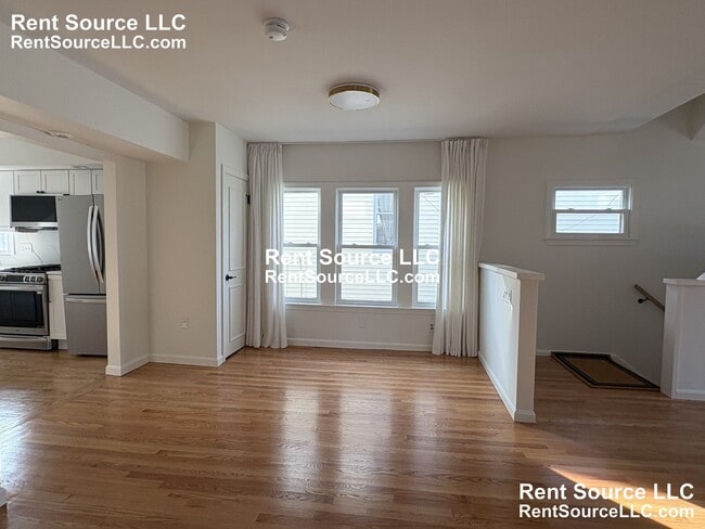 Building Photo - 52 Cotting St