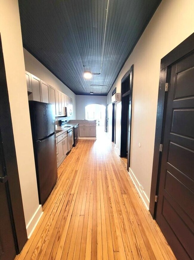 Building Photo - Newly Renovated 2 Bedroom/2 Bathroom For Rent