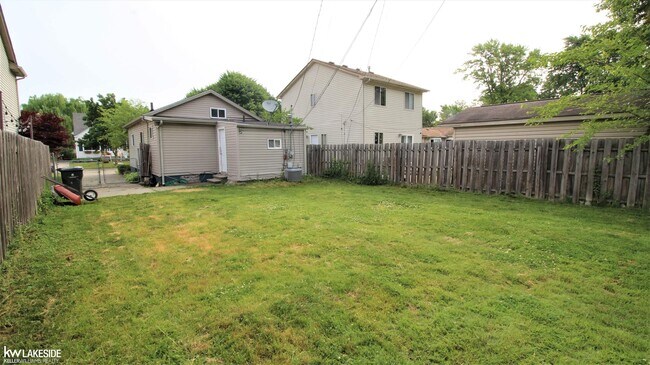 Building Photo - 21628 Rosedale St