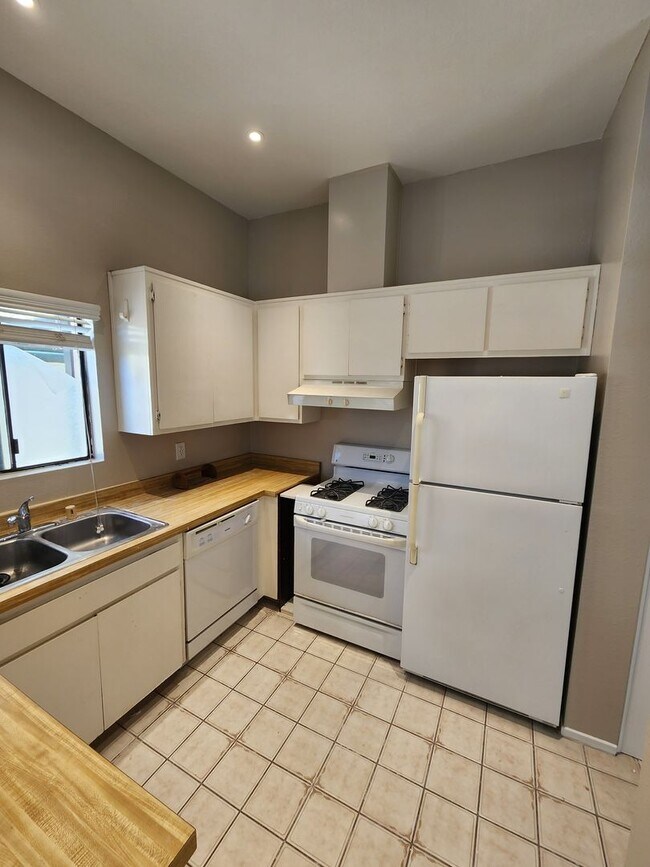 Foto del edificio - 2 Bedroom Condo in UTC with Garage