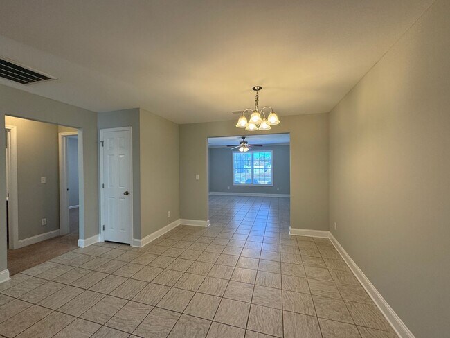 Building Photo - MOVE-IN READY! **MOVE-IN Special $250 off the 1st full month's rent.**