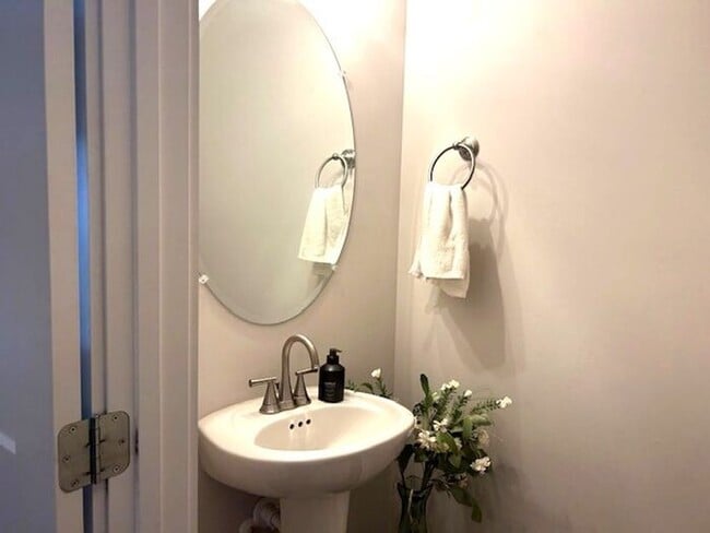 Building Photo - Nice 2 Bedroom 2.5 bath townhome with open...