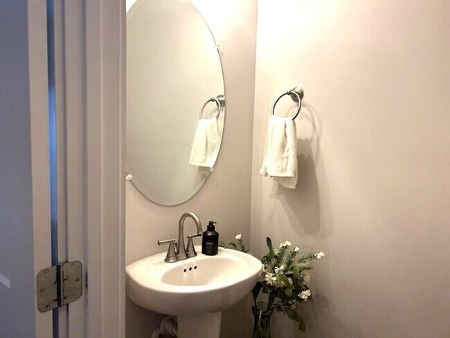 Foto del edificio - Nice 2 Bedroom 2.5 bath townhome with open...