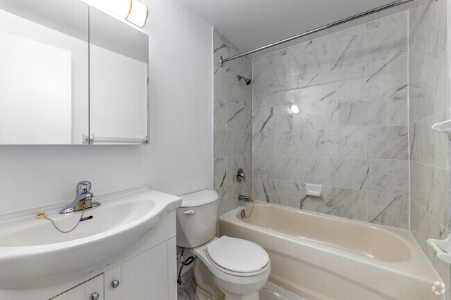 1BR + Den, 1BA - 750PC - Salle de bain - Hager Creek