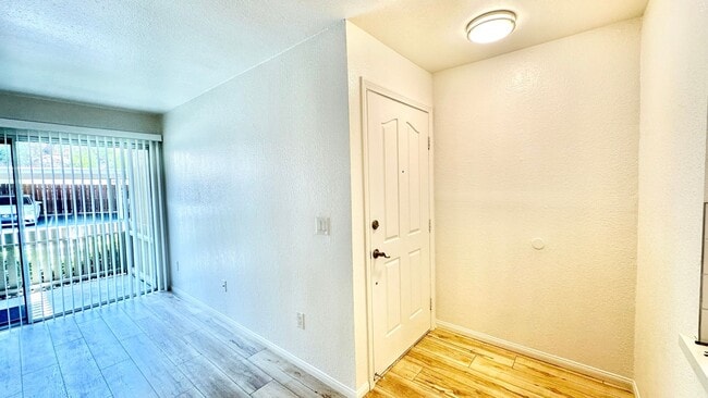 Building Photo - Light, Bright, and Lovely Ground Level Con...