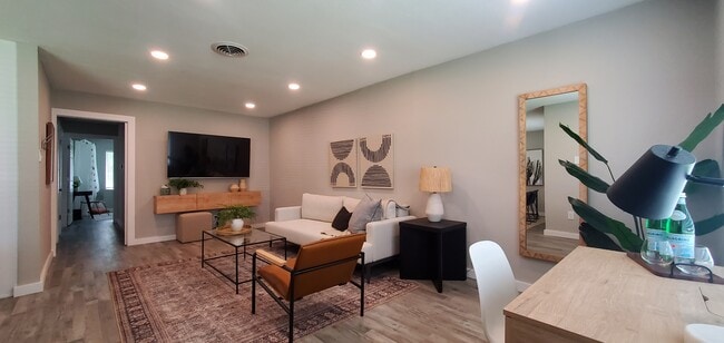 Den - 10010 Olmos Dr