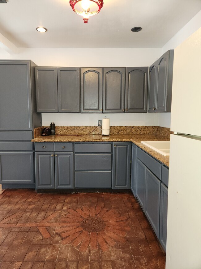 Foto del edificio - 7713 Hinds Ave