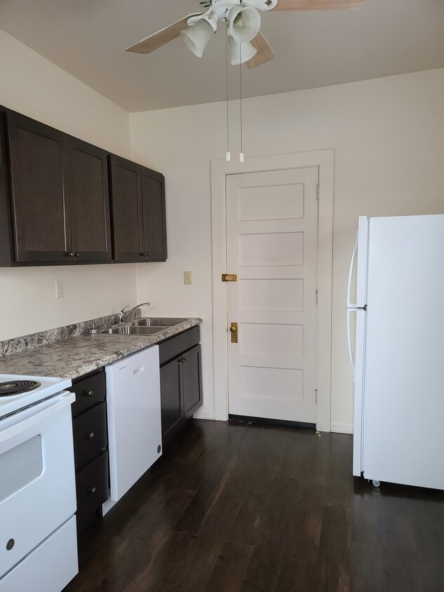 Kitchen: Electric stove and dishwasher - 19 Penn St