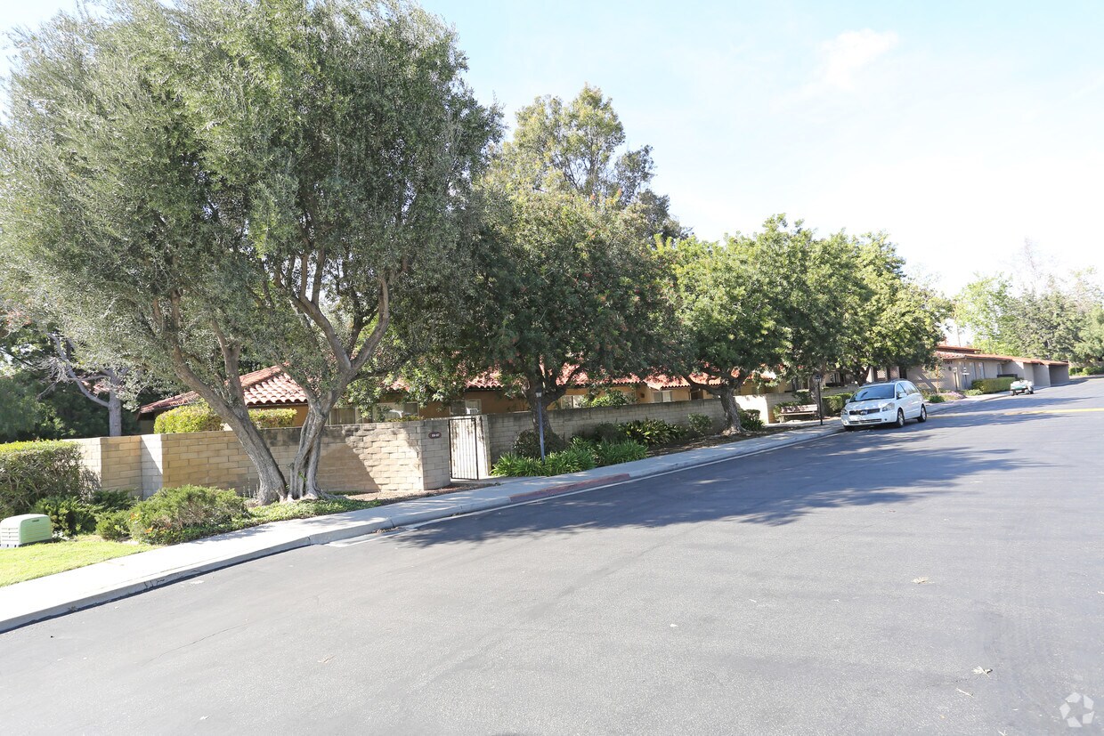 Granada Gardens Apartments Apartments in Thousand Oaks, CA Westside
