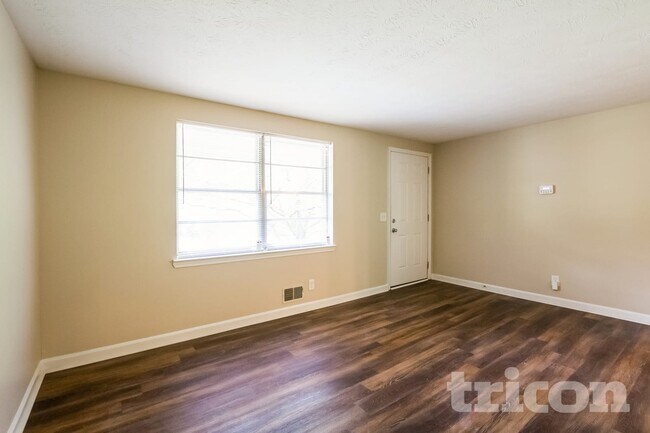 Foto del edificio - 6360 Pine Frost Dr