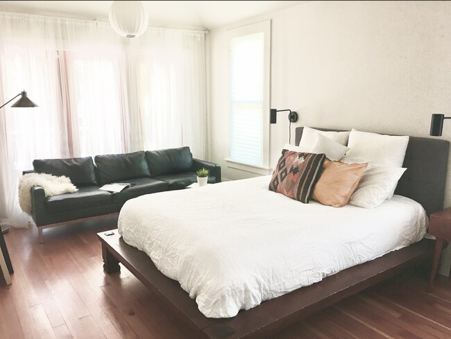 Building Photo - Remarkably Updated 3 bedroom 2 bath Home i...