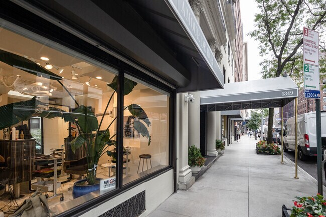 Entrada - 1349-1355 Lexington Ave