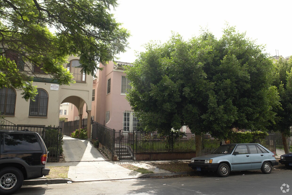 Building Photo - 238 S Kenmore Ave