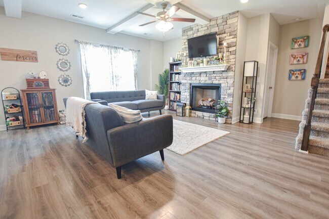 Building Photo - Pet Friendly Three Bedroom with Bonus!