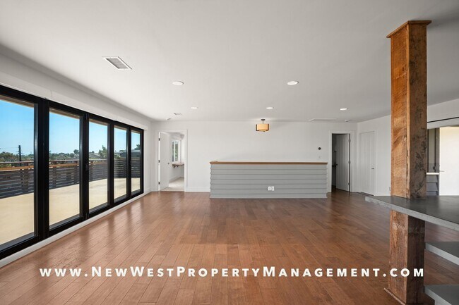 Foto del edificio - Exquisite Pacific Beach 4 bedroom located on a quiet cul-de-sac in the coveted Floral Terrace com...