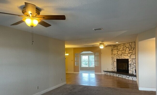 Building Photo - Beautiful Home with Views - Contact Proper...