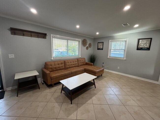 Foto del edificio - 405 Kingston Rd