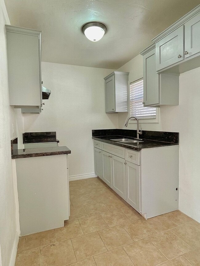 Foto del edificio - 233 W 10th St