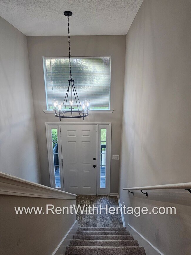 Foto del edificio - GORGEOUS 3 BEDROOM / 2.5 BATH WITH ALL THE...