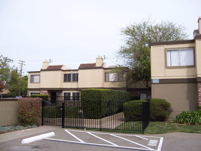 Building Photo - Silver Creek Townhomes