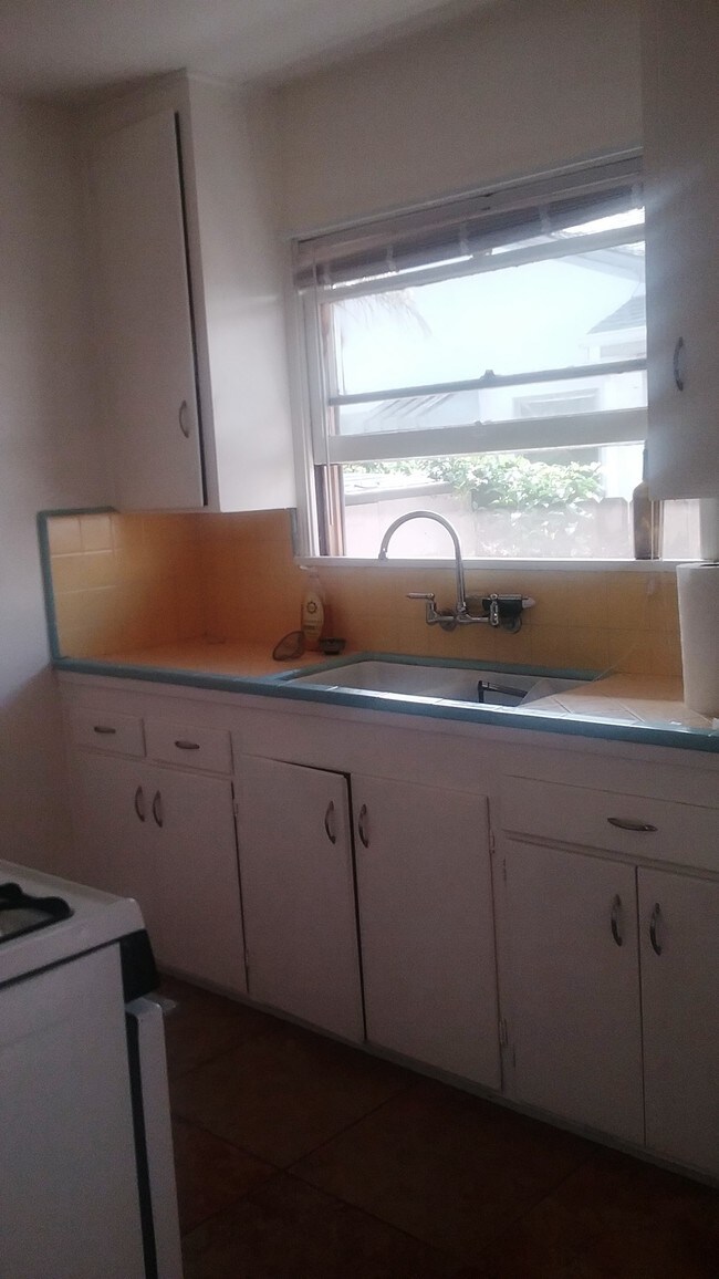 Cocina de un apartamento trasero C - 806 E Main St