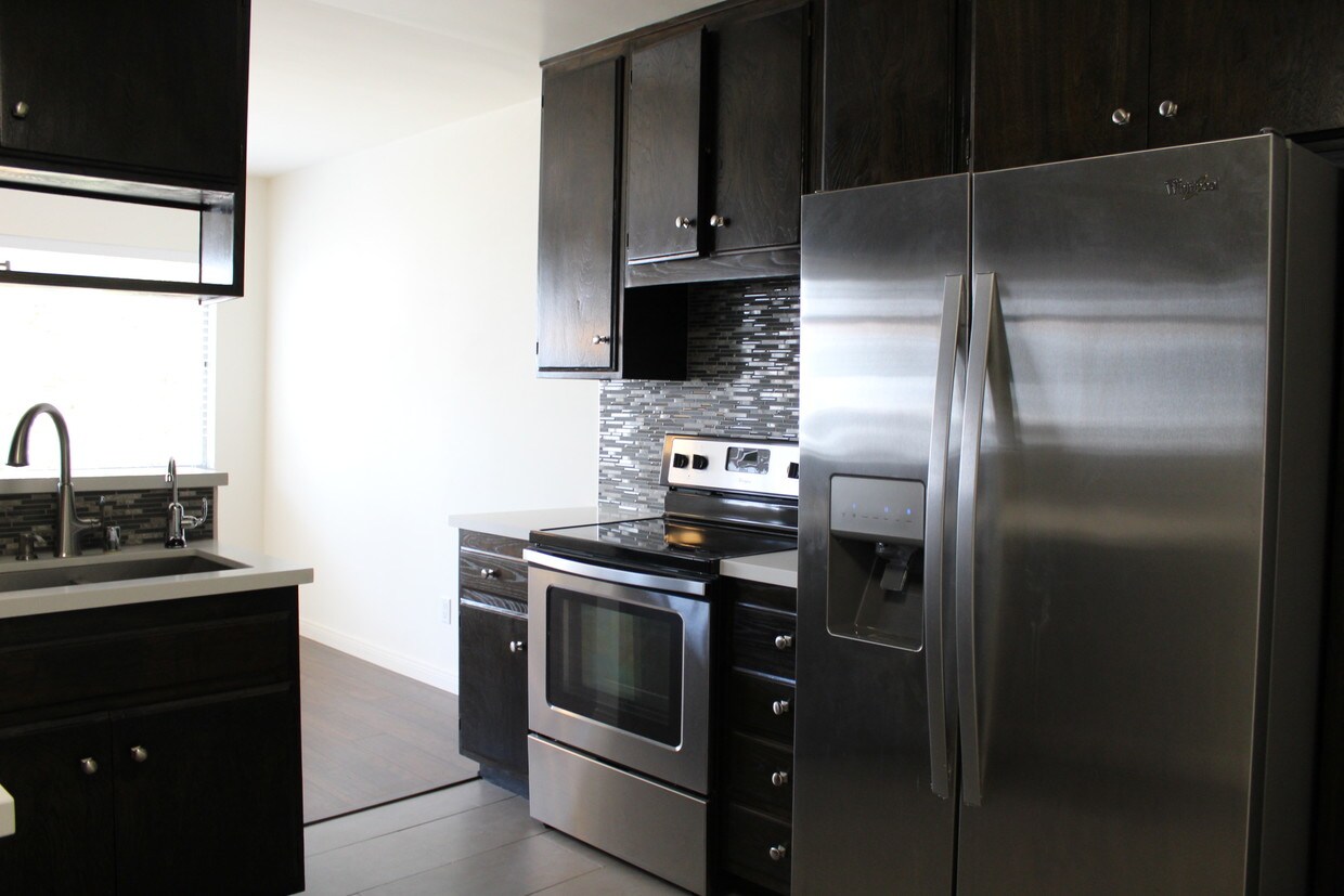 Eat-in Kitchen - 1245 N Kings Rd