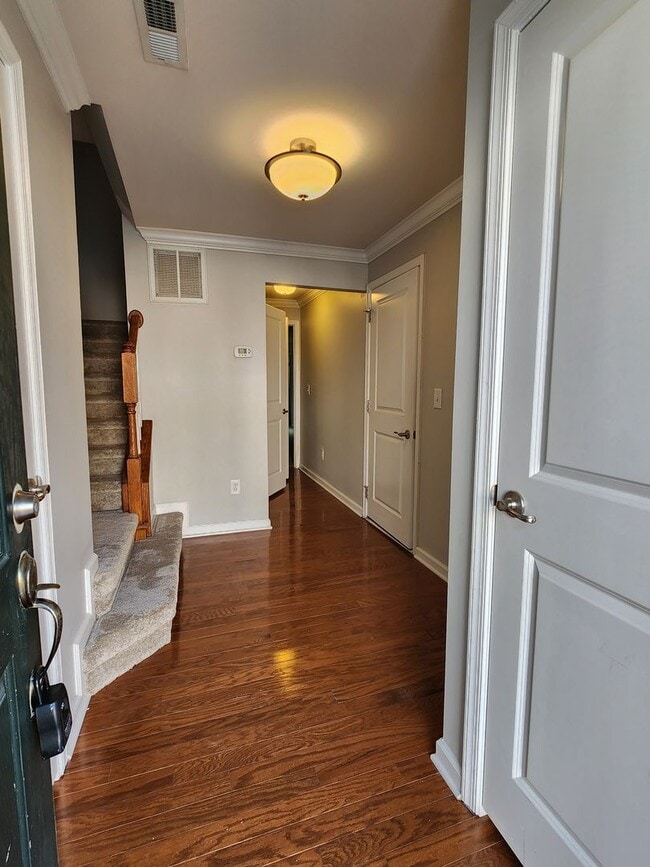 Building Photo - 4 Bedroom Cary Townhome! Great Location, N...