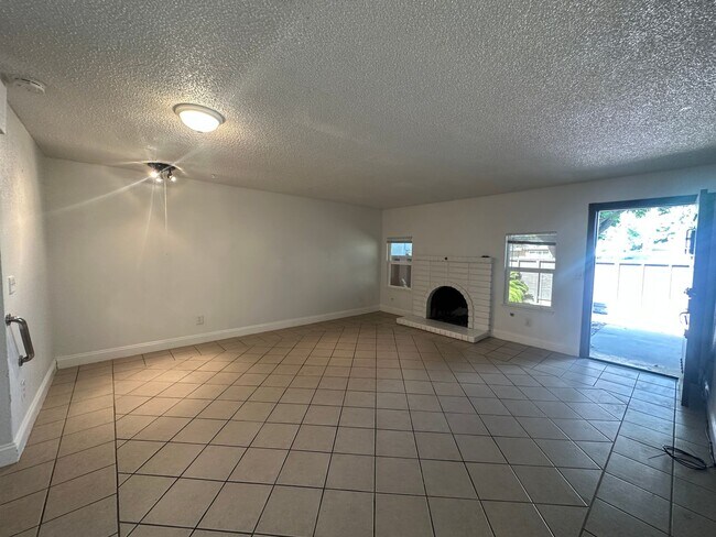 Foto del edificio - 308 N Riverside Dr